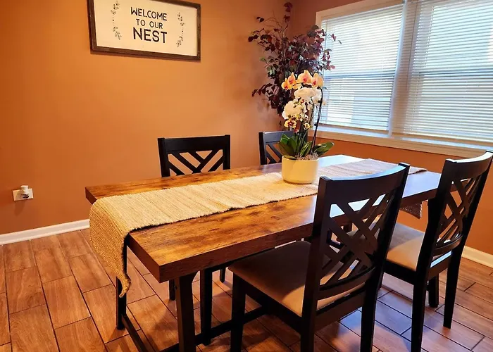 Modern 2 Beds Close Downtown Apartment *