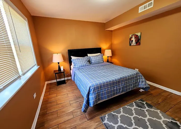 Modern 2 Beds Close Downtown Apartment