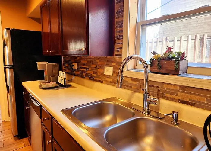 Modern 2 Beds Close Downtown Apartment